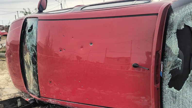 La balacera provocó el vuelco del auto.