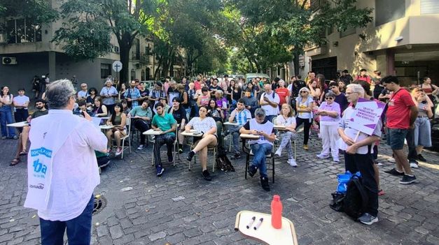 Docentes llevaron a cabo una clase abierta en la esquina de la casa de Adorni.&nbsp;&nbsp;