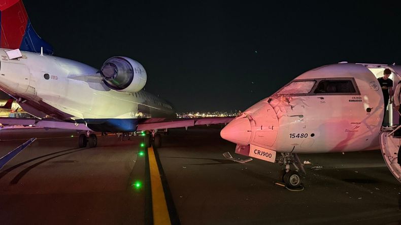 Dos aviones chocaron mientras rodeaban por la pista del aeropuerto.