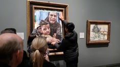 La imagen muestra a una madre y un niño angustiados en medio del conflicto en curso en Gaza. La imagen muestra a una madre y un niño angustiados en medio del conflicto en curso en Gaza.