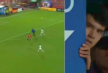 El árbitro frenó el partido y expulsó al chico.