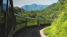 El viaje en tren dura unas cuatro horas. El viaje en tren dura unas cuatro horas.