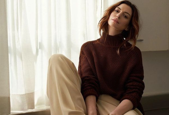 La casa de Anne Hathaway combina detalles clásicos con una decoración colorida y sofisticada.