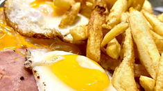 El bodegón de Buenos Aires dónde preparan milanesas completas que se pueden compartir entre 3 El bodegón de Buenos Aires dónde preparan milanesas completas que se pueden compartir entre 3