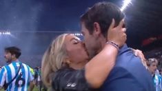 El entrenador y un efusivo beso con su novia. El entrenador y un efusivo beso con su novia.