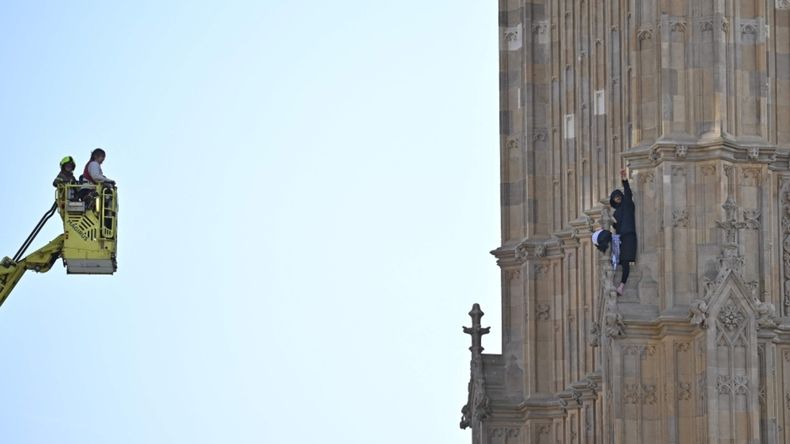 El hombre se negó a bajar de la torre en grúa.