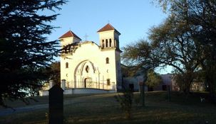 Las capillas rurales de Buenos Aires combinan tradición, arquitectura y paisajes serenos para una escapada distinta.