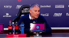 Ariel Holan no pudo terminar la conferencia de prensa, tras la emoción al recordar al Papa. Ariel Holan no pudo terminar la conferencia de prensa, tras la emoción al recordar al Papa.