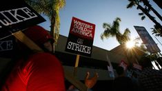 El gremio de guionistas de Hollywood está de paro en Estados Unidos y en búsqueda de una mejora salarial. El gremio de guionistas de Hollywood está de paro en Estados Unidos y en búsqueda de una mejora salarial.