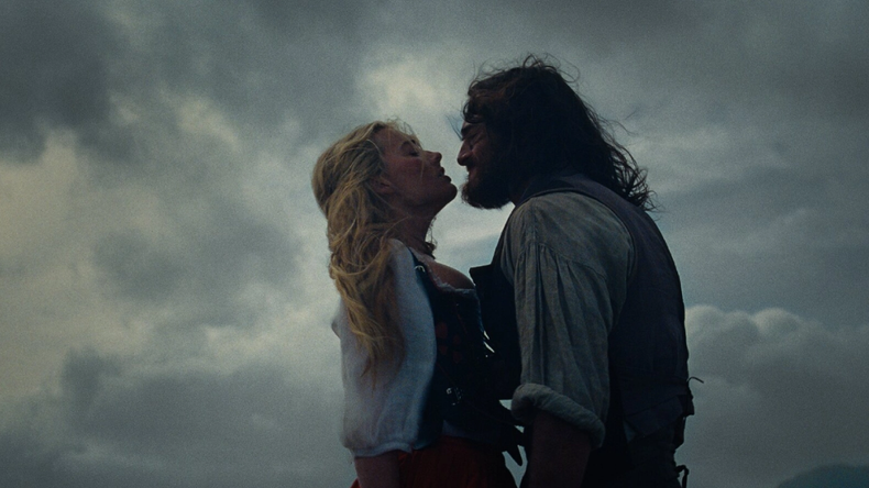 Robbie y Elordi resaltan en el reparto con una química imbatible.