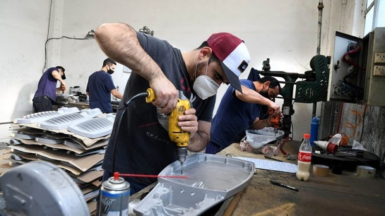 Puente empleo: cómo será la política del Gobierno para convertir los planes sociales en empleo genuino.