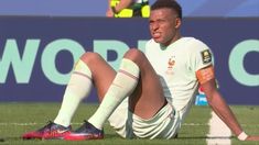 Kylian Mbappé pidió el cambio ante Marruecos y encendió las alarmas en Francia.&nbsp;