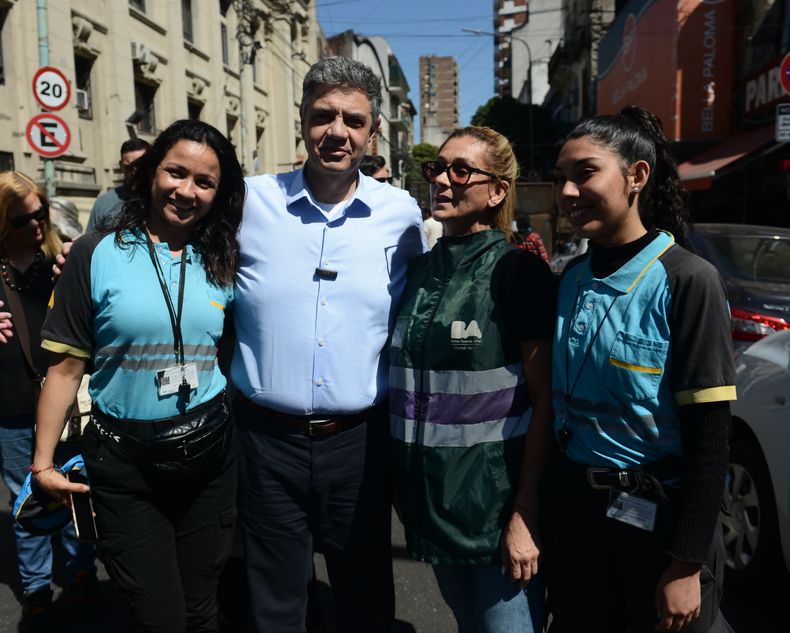 Jorge Macri charlo con vecinos y comerciantes durante la mañana del sábado tras los operativos contra los manteros. 