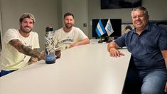 El Chiqui Tapia se mostró junto a Messi y De Paul. El Chiqui Tapia se mostró junto a Messi y De Paul.