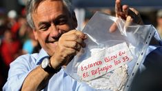 El presidente Sebastián Piñera muestra el icónico mensaje en el que los mineros confirmaron que todos se encontraban con vida: Estamos bien en el refugio los 33, indicó el mensaje escrito por José Ojeda.