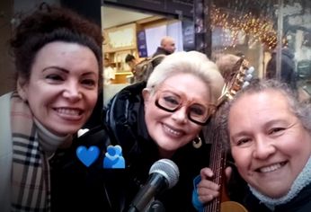 La conductora sorprendió a la artista callejera y cantaron juntas Honrar la vida. La conductora sorprendió a la artista callejera y cantaron juntas Honrar la vida.
