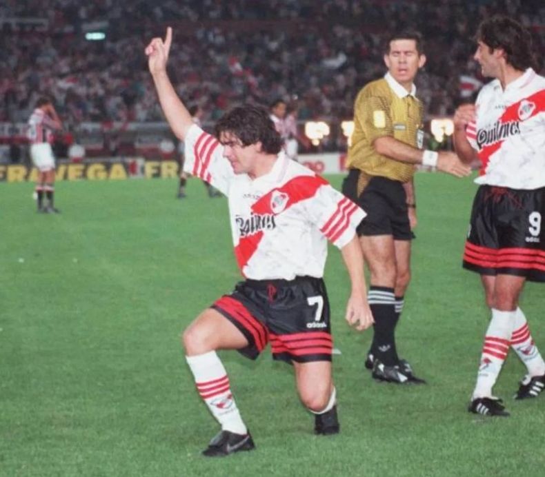 El "Matador" Salas, un gran goleador chileno que jug&oacute; en River en dos etapas (1996-1998 y 2003-2005).