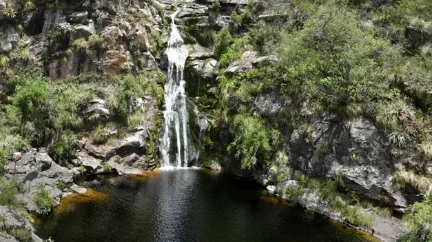 En medio de un paisaje que combina aventura y serenidad, la cascada El Maitén ofrece una de las experiencias más auténticas del verano cordobés.