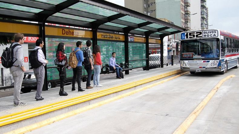 El traspaso incluiría a 32 líneas de colectivo que circulan por la Ciudad de Buenos Aires.