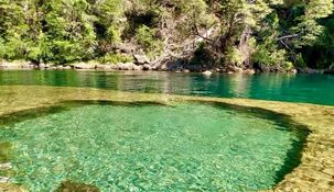 Sus lagos cristalinos, senderos poco transitados y paisajes cordilleranos suelen despertar el interés de los turistas que llegan a este destino.
