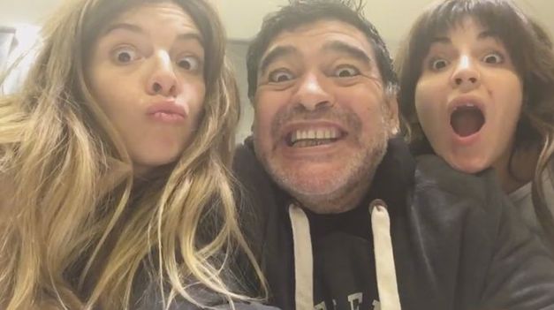 Diego Maradona: Dalma y Gianinna están sobre Claudia Villafañe Diego Maradona: Dalma y Gianinna están sobre Claudia Villafañe