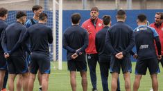 Damián Ayude (centro), de la reserva, está al frente del plantel profesional de manera interina, Damián Ayude (centro), de la reserva, está al frente del plantel profesional de manera interina,