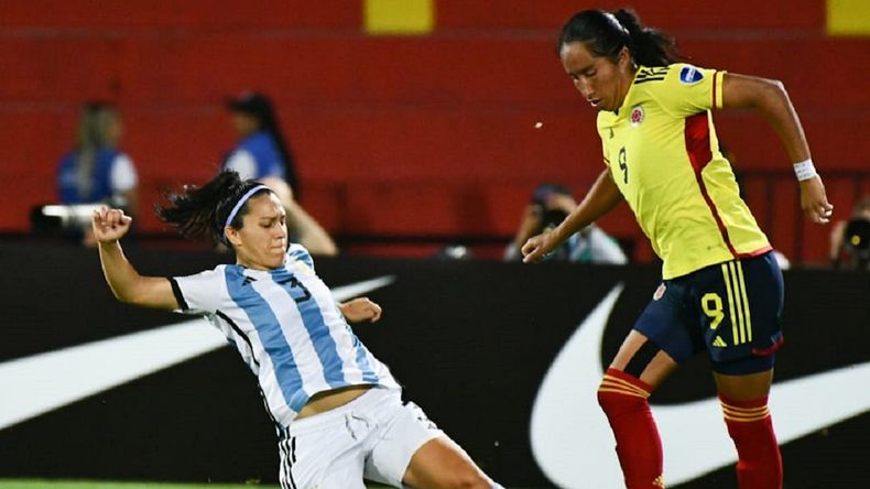 Argentina y Colombia juegan un partído áspero.