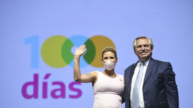 Vilma Ibarra, Carla Vizzotti, Fabiola Yañez y Elizabeth Gómez Alcorta acompañaron al Presidente.