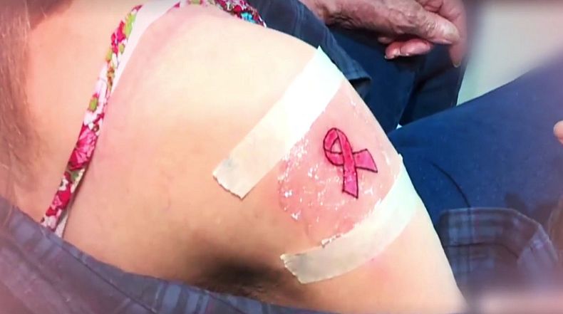 Se tatuará en forma gratuita la insignia representativa del lazo rosa.