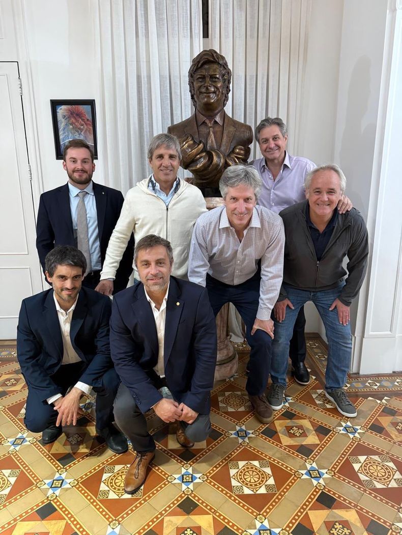 El equipo económico completo: Felipe Núñez (asesor), Luis Caputo (ministro), Santiago Bausili (titular del BCRA), José Luis Daza (vice), Vladimir Werning (vice del BCRA), Martín Vauthier (asesor) y Federico Furiase (director del BCRA).