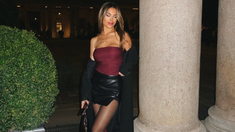 Agustina Gandolfo lució una exclusiva cartera durante una salida nocturna en verano. Agustina Gandolfo lució una exclusiva cartera durante una salida nocturna en verano.