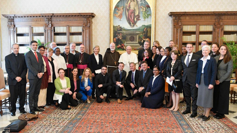 Miembros de la Pontificia Comisión para la Protección de Menores durante la audiencia con el Papa el 5 de mayo de 2023. 