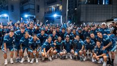 El plantel de Racing en la puerta del hotel con los hinchas de fondo. El plantel de Racing en la puerta del hotel con los hinchas de fondo.