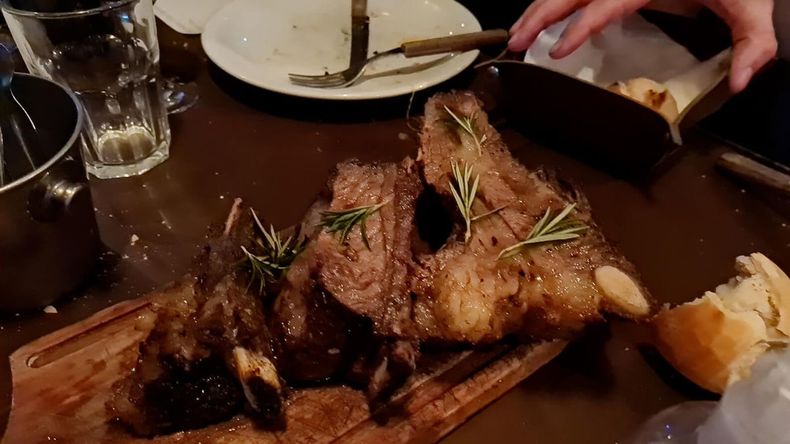 A Raja Cincha es un emblemático bodegón porteño, conocido por su ambiente relajado y su propuesta gastronómica que fusiona tradición con toques de modernidad.