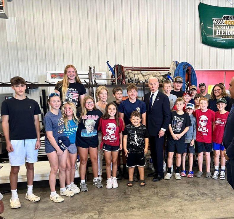 Biden se sacó fotos con niños que lucían remeras con la cara de Trump y su clásico slogan MAGA (Make American Great Again).
