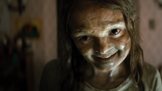 Luego de Evil Dead: El despertar (2023), Lee Cronin trae de vuelta una de las historias más queridas por los fanáticos del terror: la posesión de la momia. Luego de Evil Dead: El despertar (2023), Lee Cronin trae de vuelta una de las historias más queridas por los fanáticos del terror: la posesión de la momia.