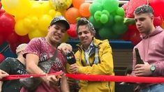 Thiago abrió su local en vivo junto a Robertito y el Conejo. Thiago abrió su local en vivo junto a Robertito y el Conejo.