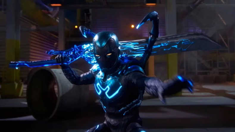 De Warner Bros. Pictures llega “Blue Beetle”, que marca la primera vez que el Superhéroe de DC aparece en la pantalla grande. La película, dirigida por Angel Manuel Soto, está protagonizada por Xolo Maridueña en el papel principal y su alter ego, Jaime Reyes.