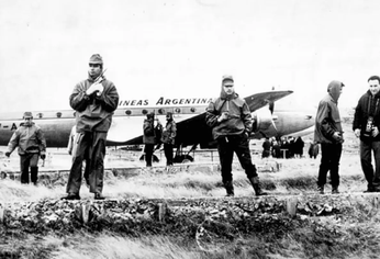 El 28 de septiembre de 1966, 18 jóvenes secuestraron un avión para tomar las Islas Malvinas.
