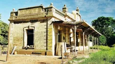 Menos de 200 personas aún continúan viviendo en este pueblo. Menos de 200 personas aún continúan viviendo en este pueblo.