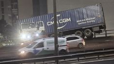 Suspendieron la licencia del chofer del camión que quedó colgando en la 25 de Mayo. Suspendieron la licencia del chofer del camión que quedó colgando en la 25 de Mayo.