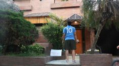 Vendieron la casa de los padres de Maradona en Villa Devoto y se construirá un hotel sobre el exjugador. Vendieron la casa de los padres de Maradona en Villa Devoto y se construirá un hotel sobre el exjugador.