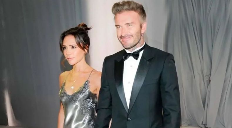 El matrimonio Beckham-Adams al llegar a la boda de su hijo mayor.