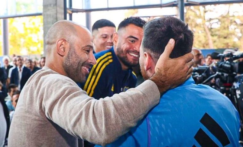 Mascherano y Chiquito Romero felicitan a Messi.