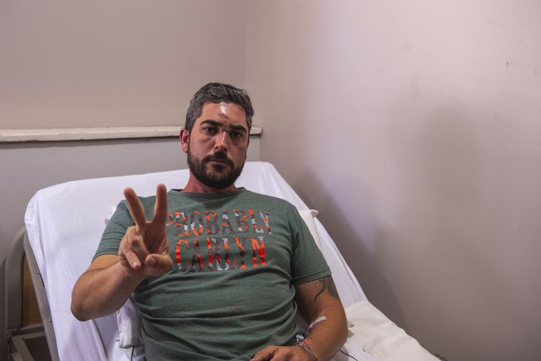 Gabriel Berrozpe fue agredido por un grupo de personas.