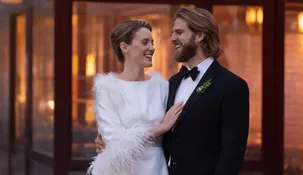 Maya Hawke y Christian Lee Hutson en su boda. Maya Hawke y Christian Lee Hutson en su boda.