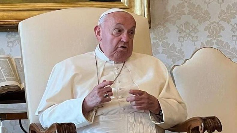 El papa Francisco presenta una ligera mejoría gradual.