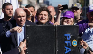 La caravana en la que se trasladaba Javier Milei fue atacada.