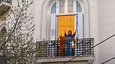 La ex presidenta Cristina Fernández de Kirchner compartió los festejos con la militancia que la acompaña en la puerta de su casa de Constitución. La ex presidenta Cristina Fernández de Kirchner compartió los festejos con la militancia que la acompaña en la puerta de su casa de Constitución.