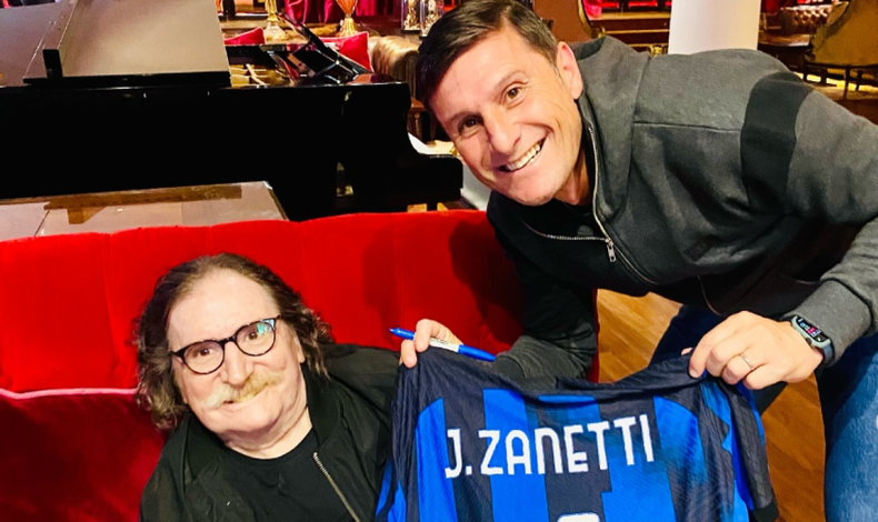 El rockero y el exfutbolista&nbsp;intercambiaron abrazos